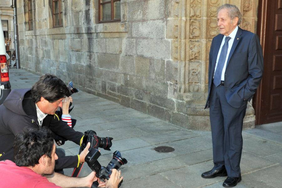 Claude Cohen-Tannoudji posando para os medios ante o Colexio de San Xerome