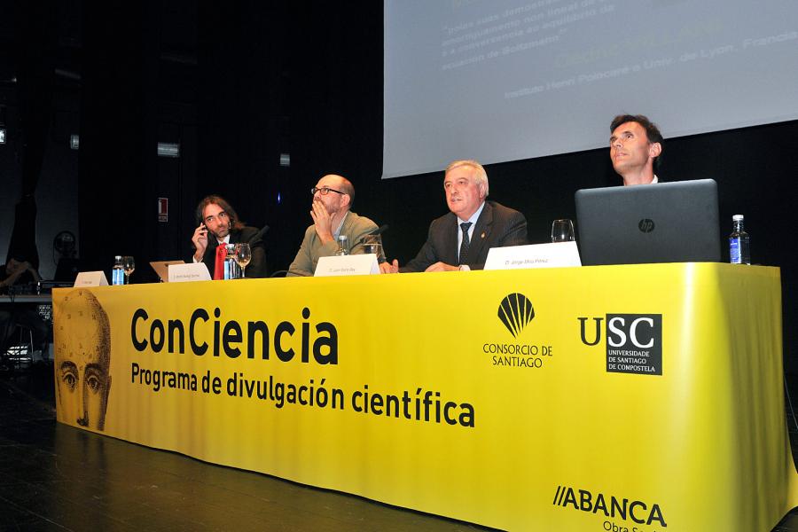 Mesa presidencial da conferencia de Cédric Villani