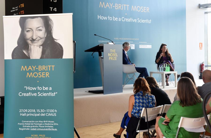 Momento da xuntanza de May-Britt Moser con investigadores