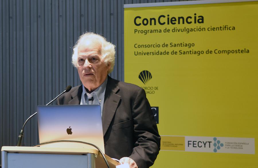 Stanley B. Prusiner durante la conferencia