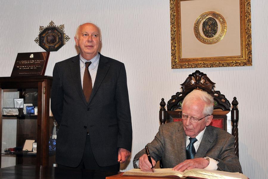Harald zur Hausen asinando no libro de honra da USC