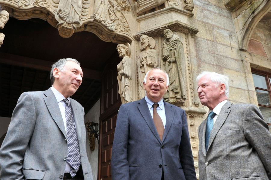 Harald zur Hausen e autoridades ante o Colexio de San Xerome