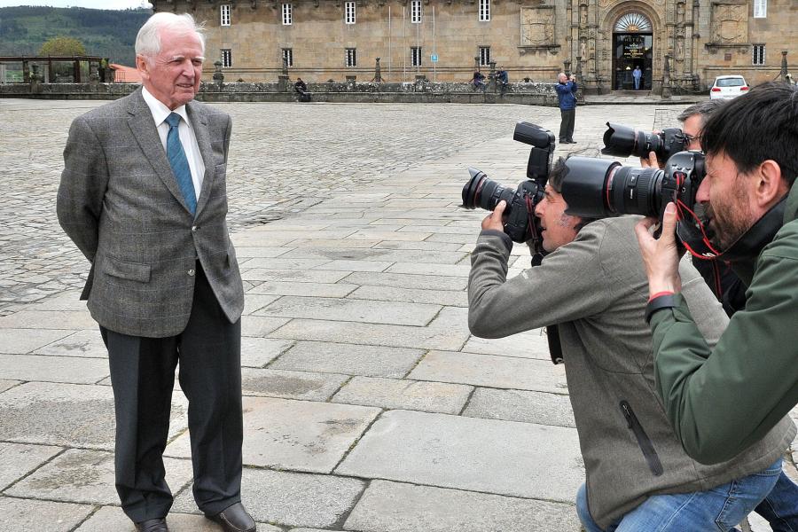 Harald zur Hausen posando para os medios
