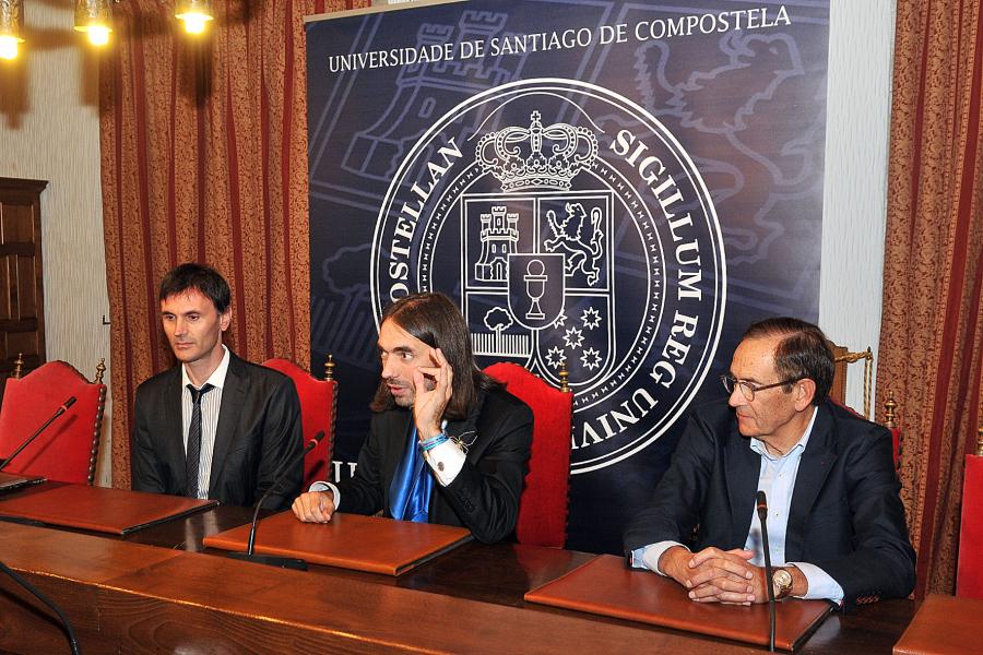 Jorge Mira, Cédric Villani y Alfredo Bermúdez de Castro en la rueda de prensa
