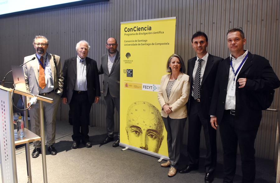 Autoridades junto a Stanley B. Prusiner antes de la conferencia