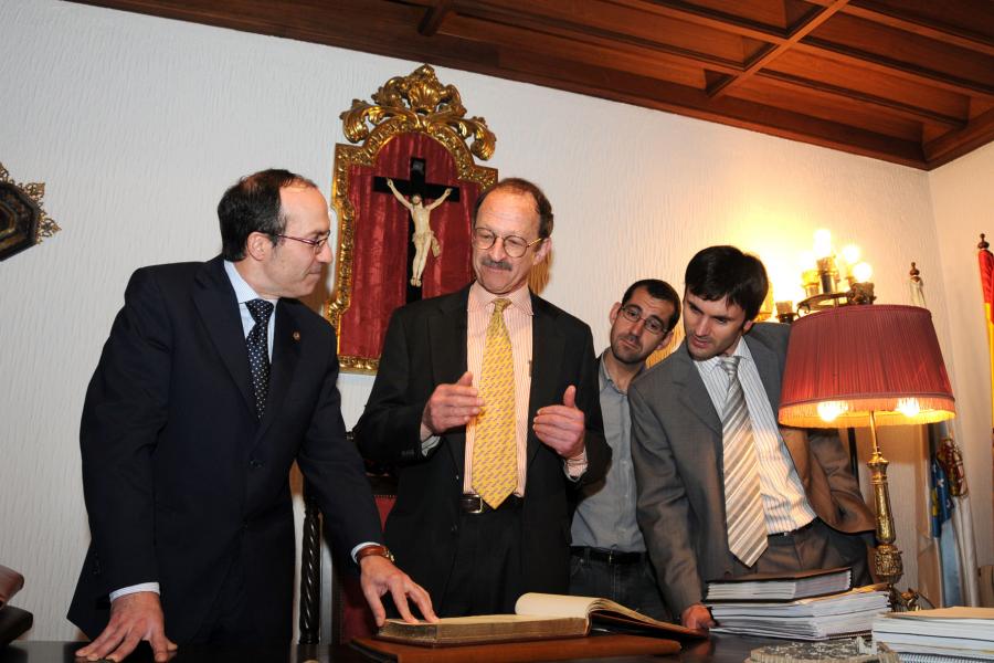 O reitor, Senén Barro, Harold Elliot Varmus, Anxo Vidal e Jorge Mira no acto de sinatura do libro de honra da USC