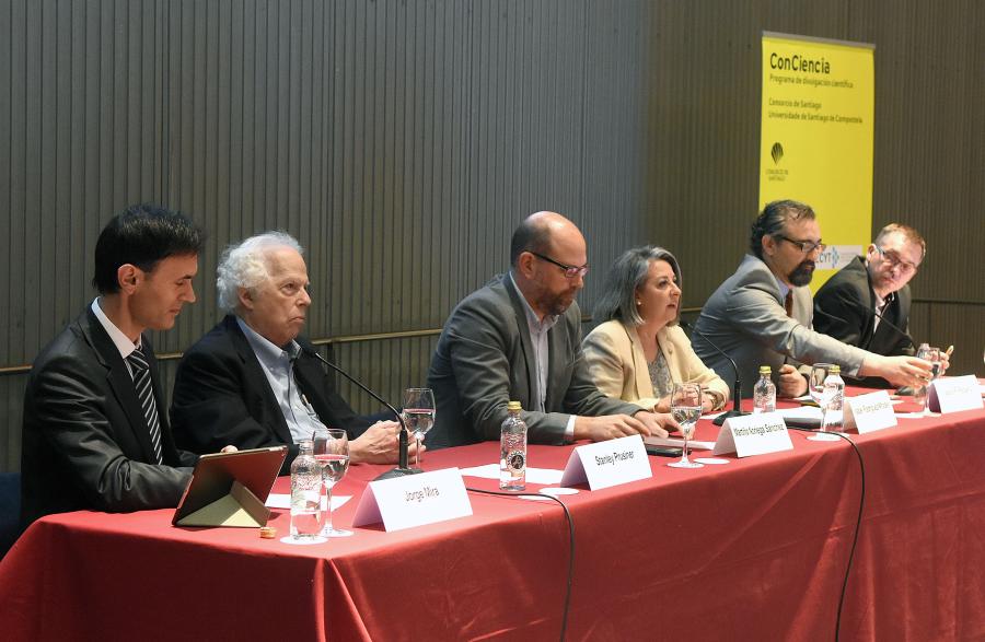 Mesa presidencial de la conferencia de Stanley B. Prusiner
