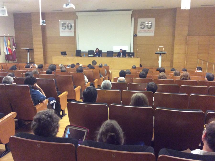 Cédric Villani durante el encuentro con investigadores