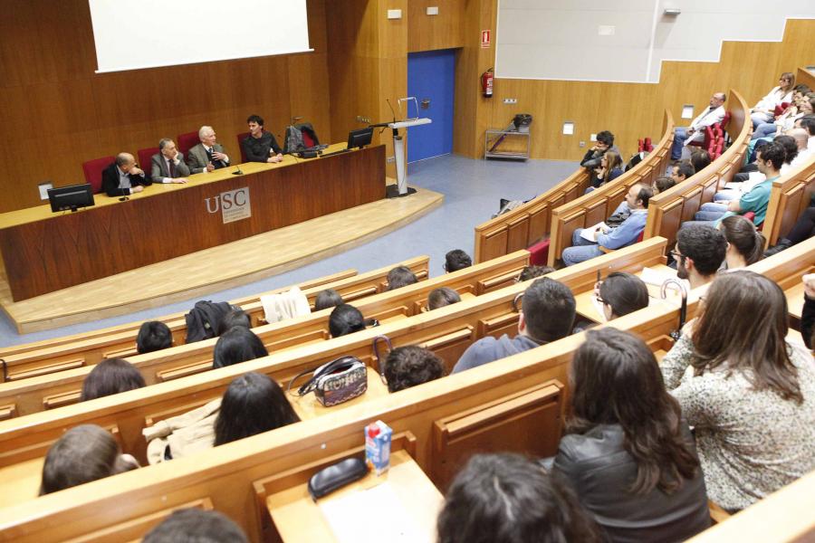 Momento da xuntanza de Harald zur Hausen con investigadores
