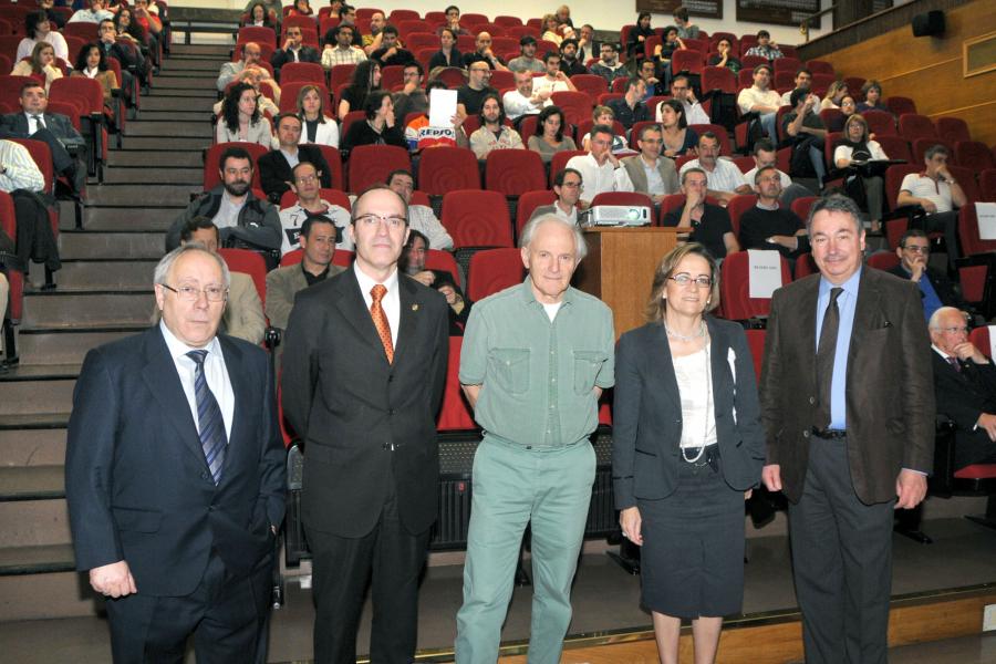 Autoridades y público asistente a la conferencia de Sir Harold Walter Kroto