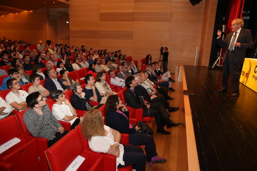 Momento da conferencia de Claude Cohen-Tannoudji