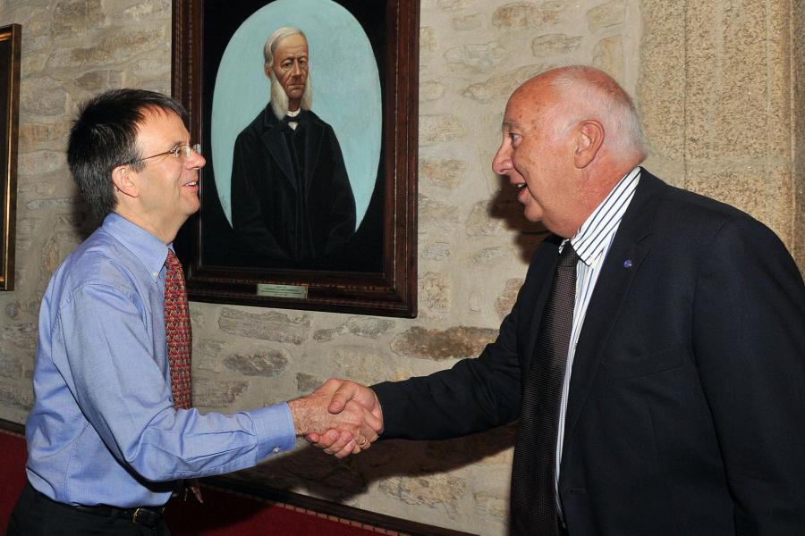 O reitor, Juan Casares e Eric Allin Cornell