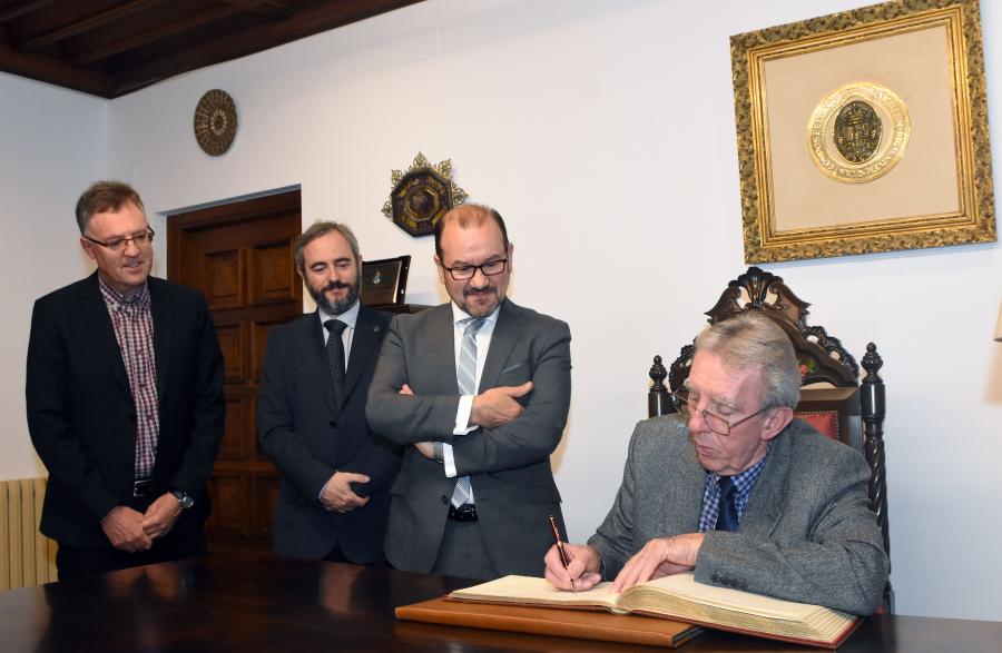 José Luis Mascareñas, Víctor Arce, Antonio López e Jean-Pierre Sauvage asinando no libro de honra da USC