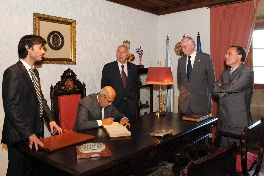 Mohamed ElBaradei asinando no libro de honra da USC