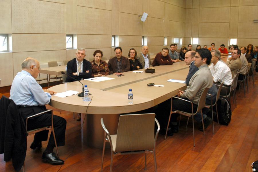 Xuntanza de Sir Michael Francis Atiyah con investigadores