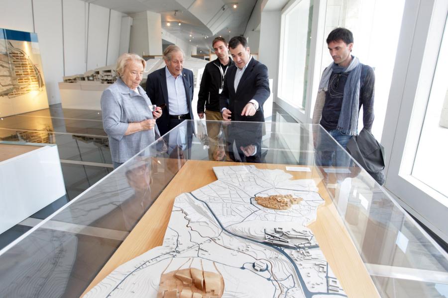 Claude Cohen-Tannoudji visitando la Cidade da Cultura