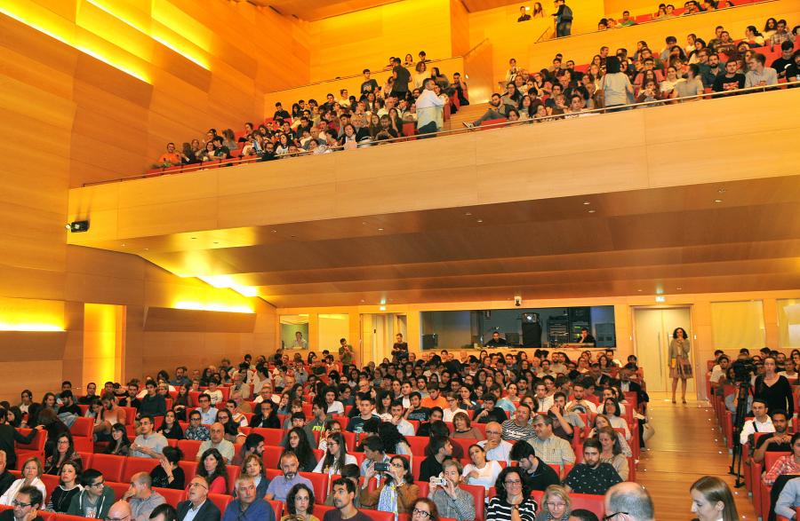 Público asistente á conferencia de Cédric Villani