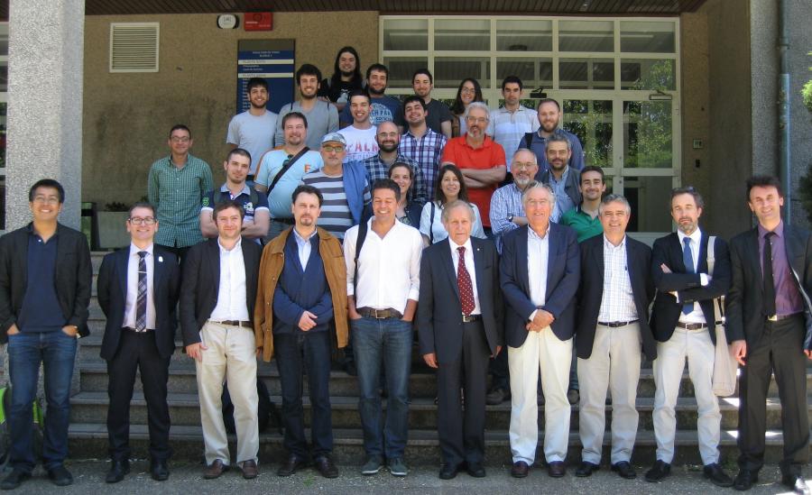 Foto de los asistentes al encuentro de Claude Cohen-Tannoudji con investigadores