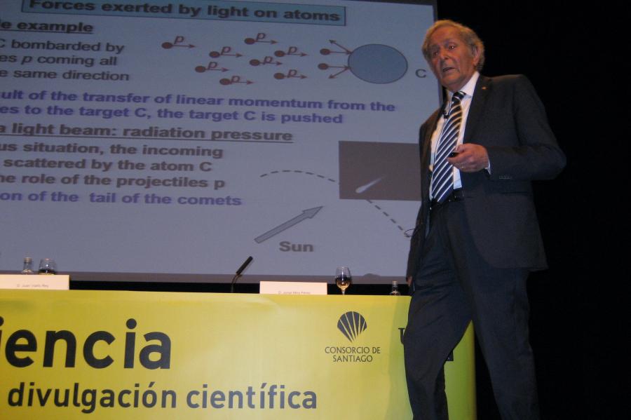 Claude Cohen-Tannoudji impartiendo la conferencia