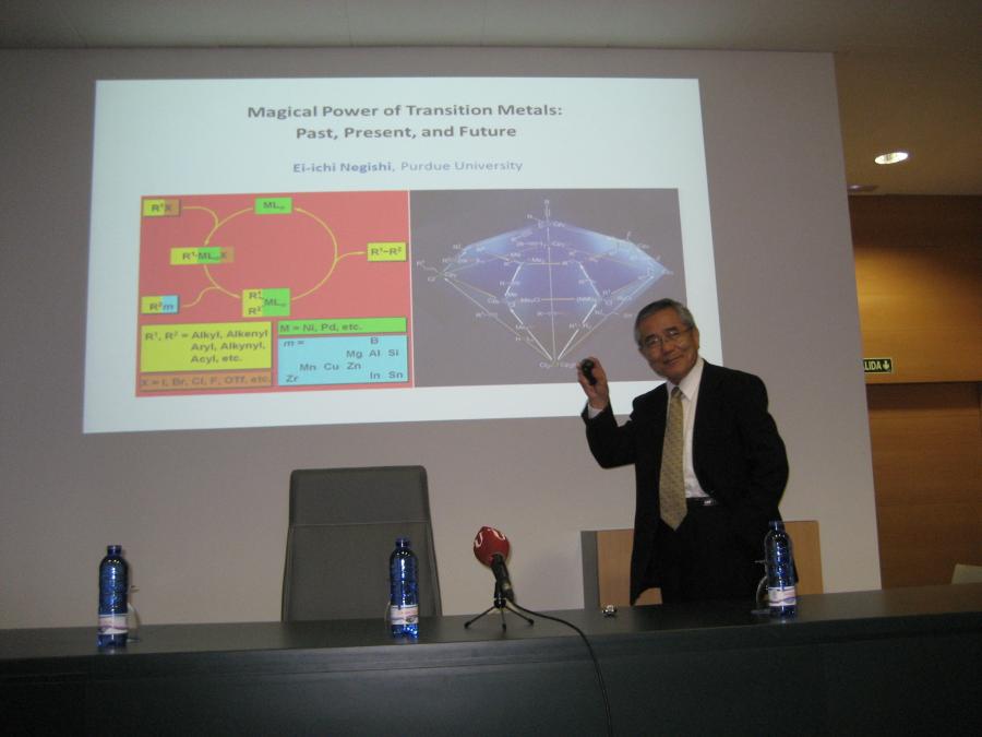 Ei-ichi Negishi na xuntanza con investigadores