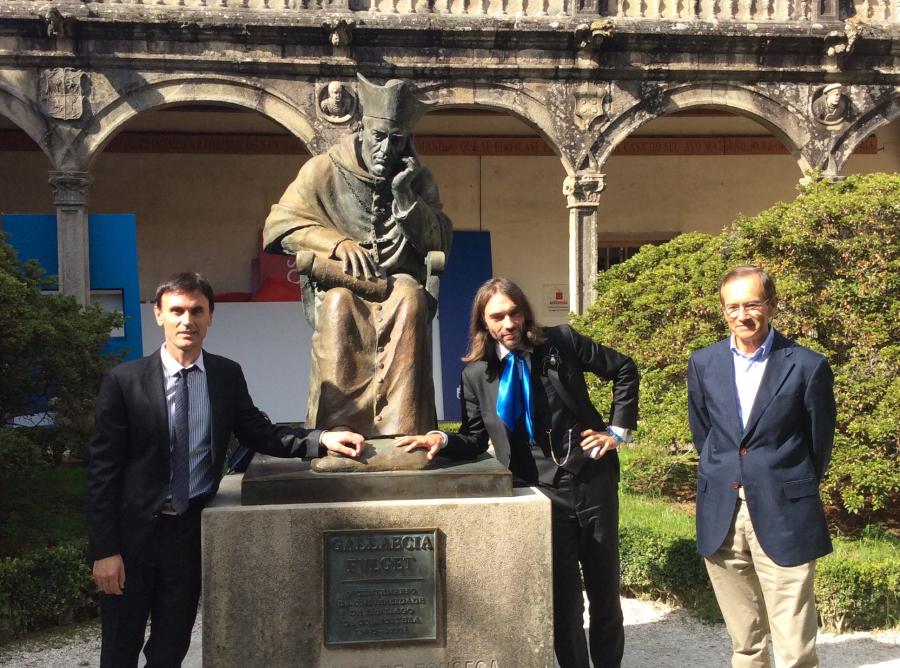 Cédric Villani junto a la estatua de Alfonso de Fonseca