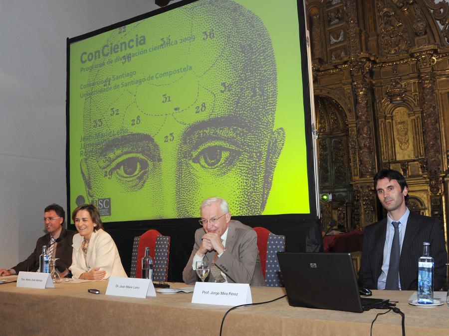 Mesa presidencial durante a conferencia de Jean-Marie Lehn