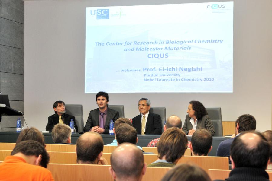 Xuntanza de Ei-ichi Negishi con investigadores