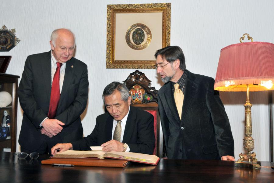 Ei-ichi Negishi asinando no libro de honra da USC