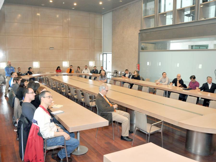 Investigadores asistentes al encuentro con Sir Harold Walter Kroto