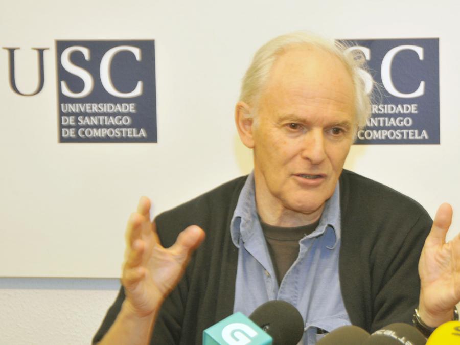 Sir Harold Walter Kroto en la rueda de prensa