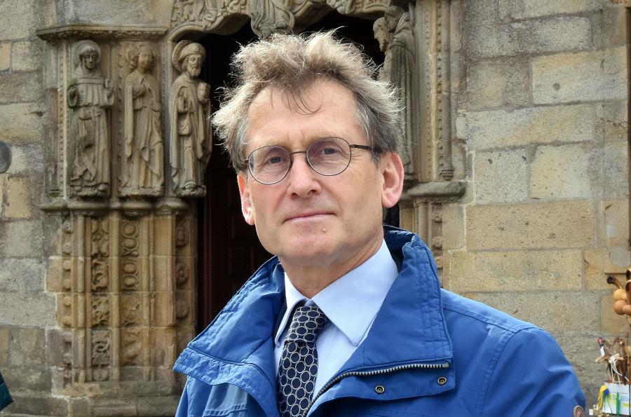 Bernard L. Feringa ante a porta do Colexio de San Xerome