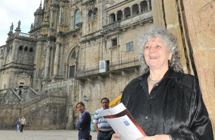 Ada E. Yonath na porta do Colexio de San Xerome