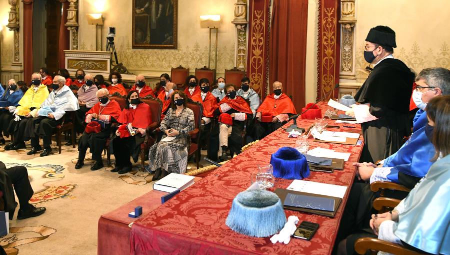 Mesa presidencial e autoridades académicas