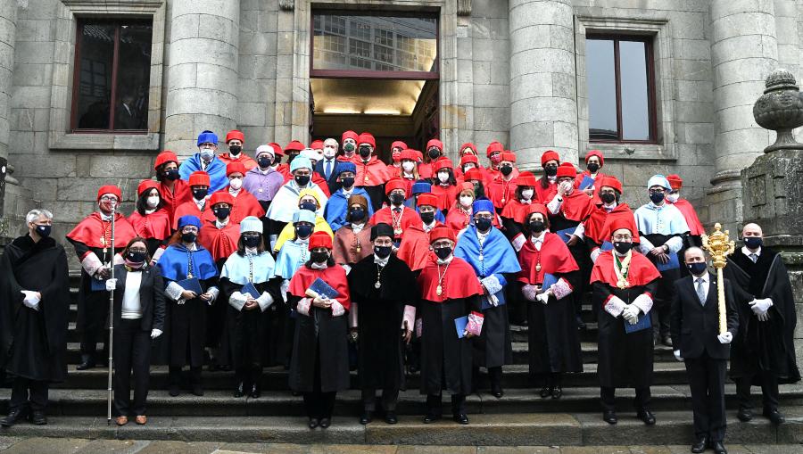 Foto de familia tras o acto de investidura