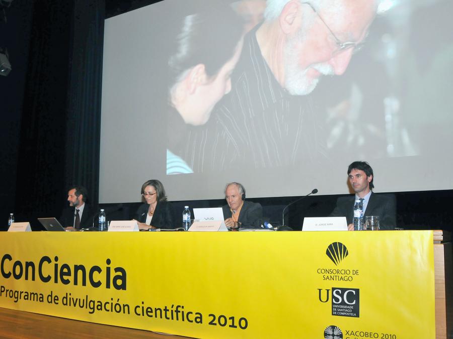 Mesa presidencial durante la conferencia de Sir Harold Walter Kroto