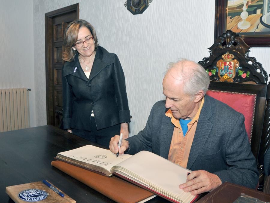 Sir Harold Walter Kroto firmando en el libro de honor de la USC