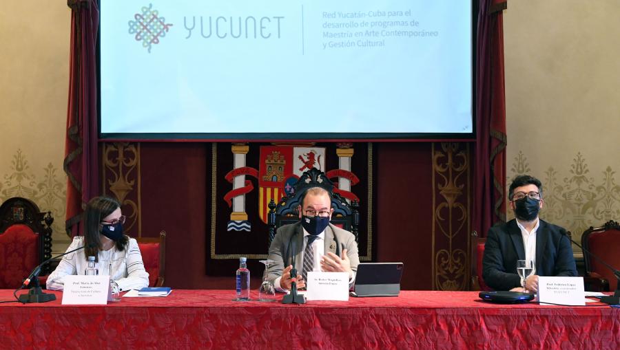 De esquerda a dereitam a vicerreitora Mar Lorenzo, o reitor Antonio López e o profesor Federico López Silvestre, na apertura do acto. Foto: Santi Alvite