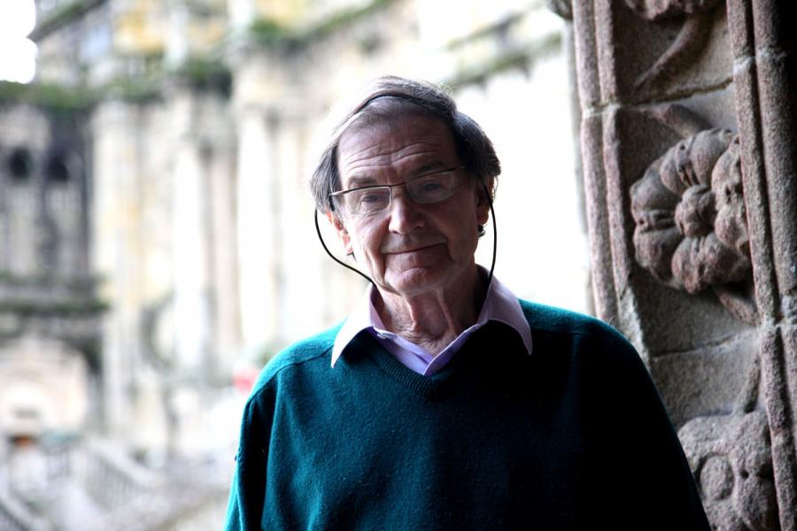 Sir Roger Penrose na porta do Colexio de San Xerome