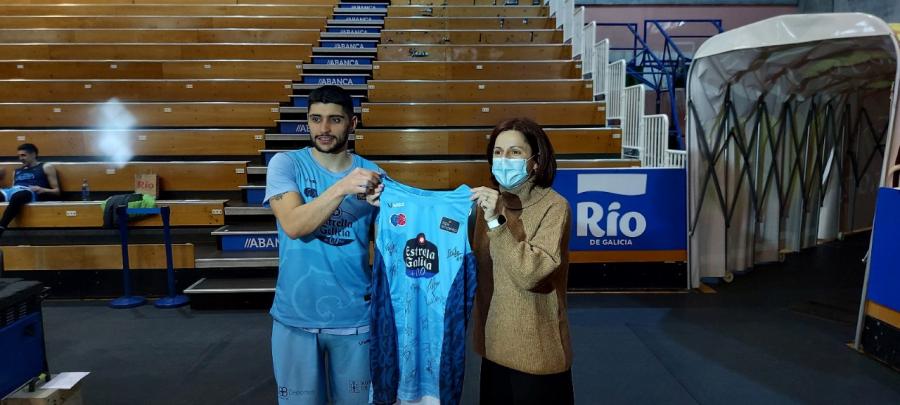 Sergi Quintela entrega unha camiseta do Breogán asinada a Marta López Alonso