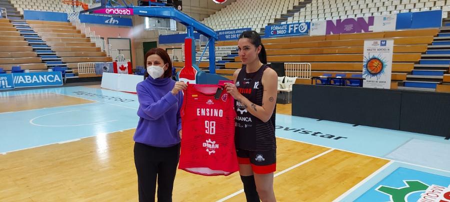 Laura Aliaga entrega unha camiseta asinada do Ensino a Marta López Alonso