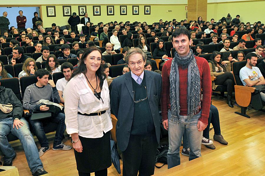 Sir Roger Penrose antes do coloquio na Facultade de Matemáticas