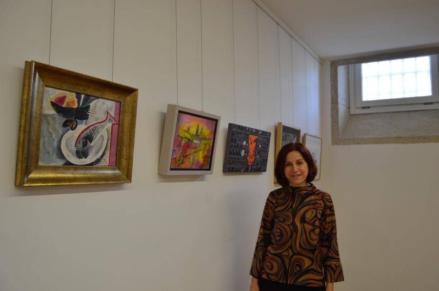 Marta López Alonso, con algunhas das obras de artistas lugueses doadas ao proxecto 'Minerais contra o cancro'