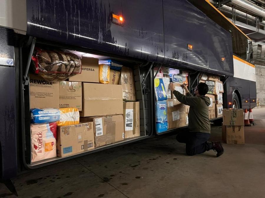 Profesorado da USC pertencente ao equipo de Investigacións Políticas viaxou a Polonia, acompañado polo alcalde do Concello de Ares, Julio Iglesias, dous bombeiros voluntarios e un membro de protección civil para levar máis de cinco toneladas de material humanitario a este país limítrofe con Ucraína