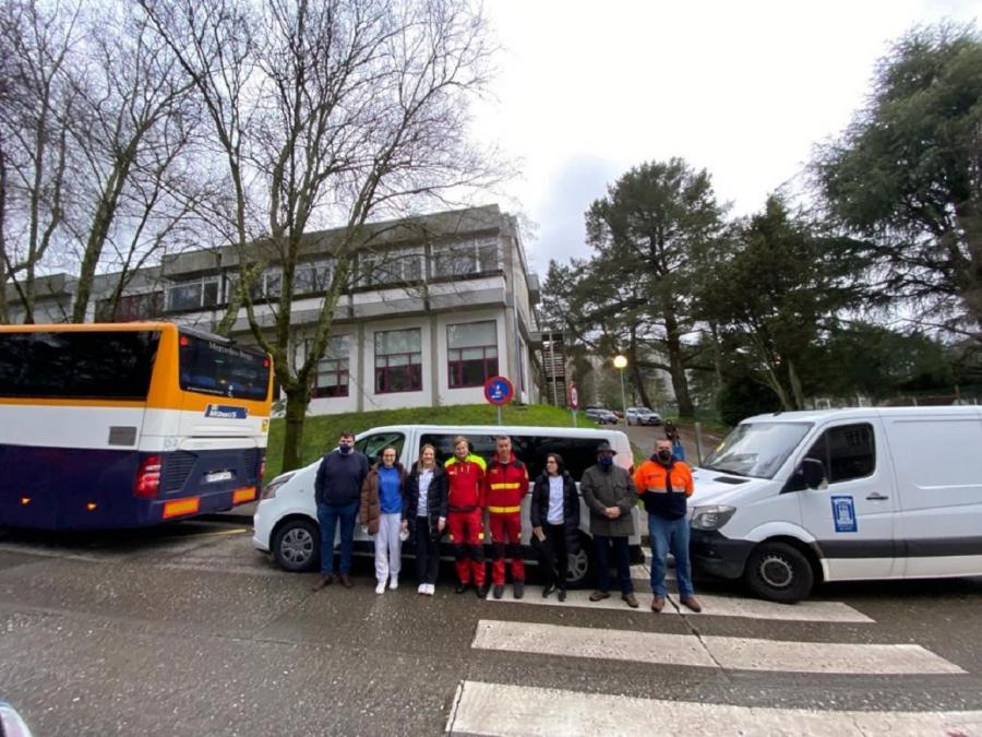 Profesorado da USC pertencente ao equipo de Investigacións Políticas viaxou a Polonia, acompañado polo alcalde do Concello de Ares, Julio Iglesias, dous bombeiros voluntarios e un membro de protección civil para levar máis de cinco toneladas de material humanitario a este país limítrofe con Ucraína