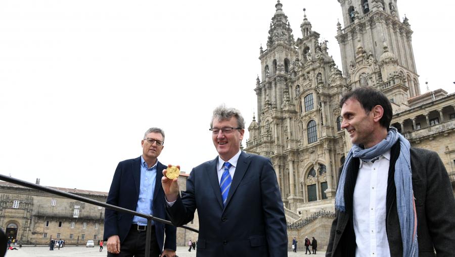 José Luis Mascareñas, David MacMillan e Jorge Mira diante da Catedral