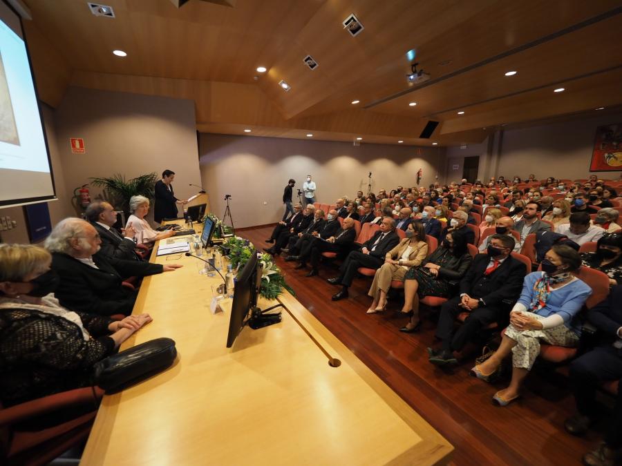 Autoridades e público presente acto de ingreso de Ana Goy como numeraria da Real Academia Galega de Belas Artes