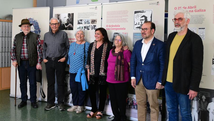 De esquerda a dereita, Arturo Reguera, Emilio Pérez Touriño, Maite Angulo Carballal, Uxía Senlle, Zélia Afonso, Antonio López e Elías J. Feijó Torres. Foto: Santi Alvite