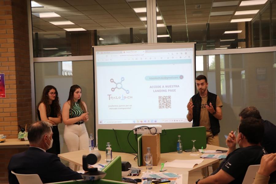 Alumnos do grao de Empresa e Tecnoloxía, na presentación do proxecto Trazotech