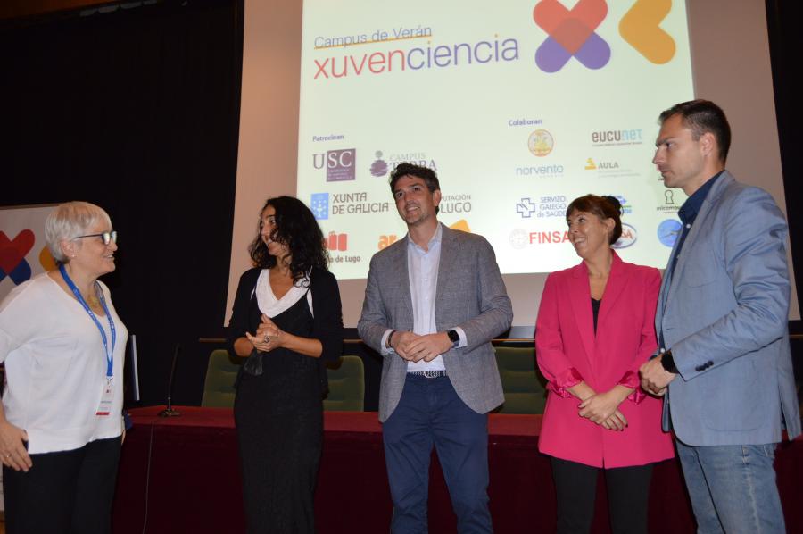 De esquerda a dereita, Mercedes Novo, Ana González Abelleira, Javier Arias, Carlota López e Pablo Rivera, na apertura do X Campus de Verán XuvenCiencia