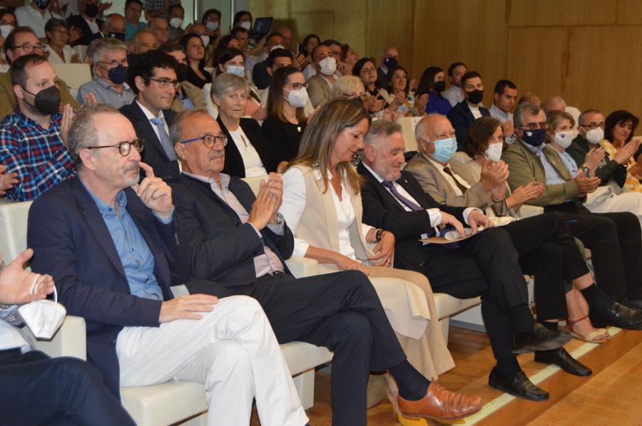 Asistentes ao acto de entrega da Insignia de Ouro da USC ao catedrático Antonio Rigueiro